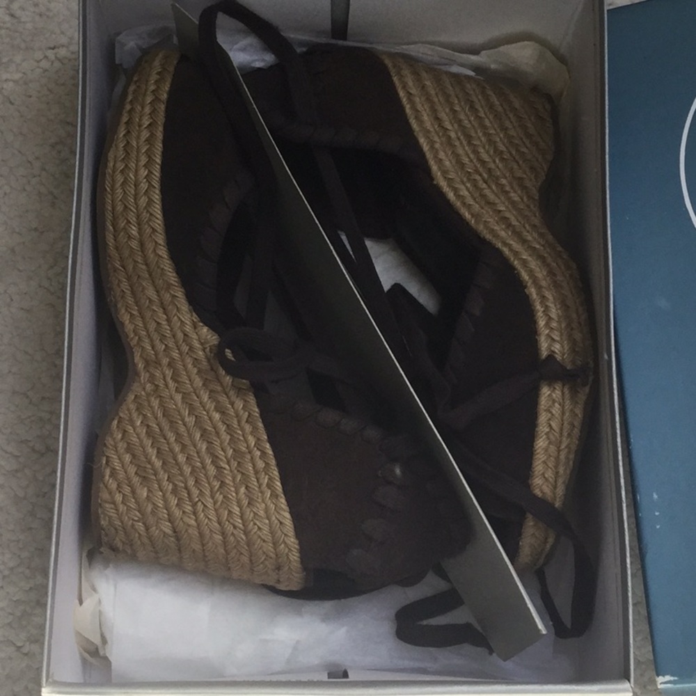 Wrap around ankles sandals